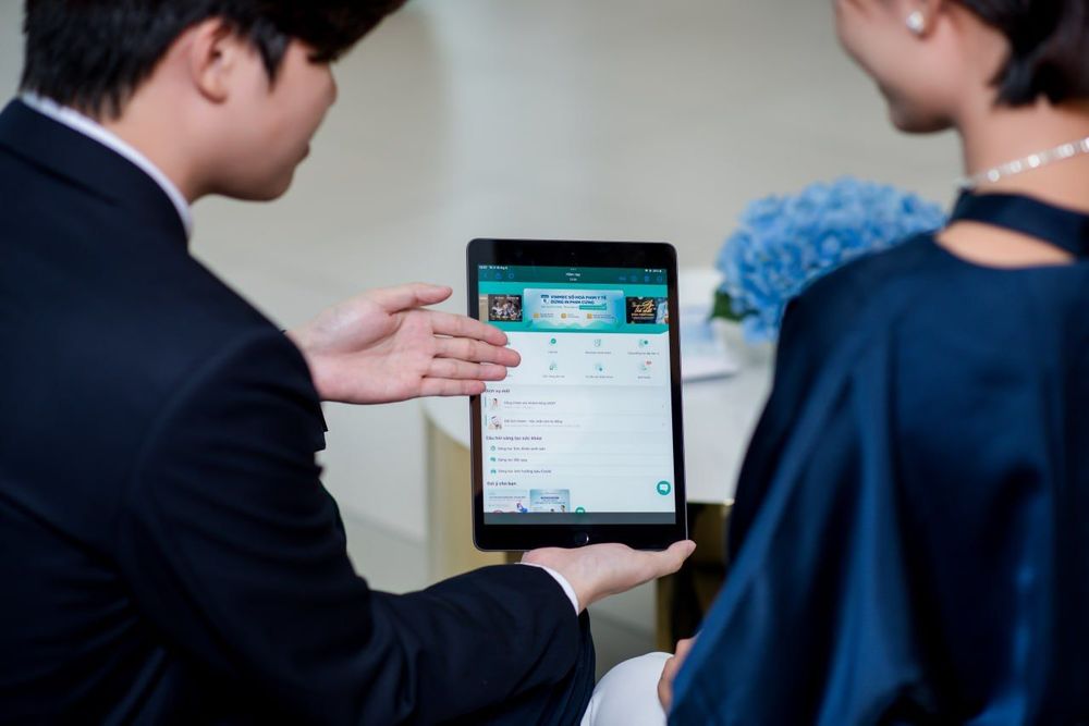 Nếu có dấu hiệu bị mụn dị ứng, người mắc phải cần liên hệ với bác sĩ chuyên khoa để được khám và điều trị.