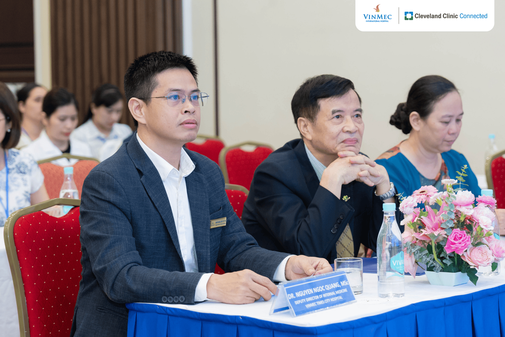 ThS.BS Nguyễn Ngọc Quang - Phó giám đốc chuyên môn hệ nội, Bệnh viện ĐKQT Vinmec Times City (bên trái) và GS.TS.BS Phạm Nhật An - Chủ tịch Hội đồng Chuyên ngành Nhi kiêm Giám đốc Trung tâm Nhi Bệnh viện ĐKQT Vinmec Times City (thứ 2 từ bên trái)