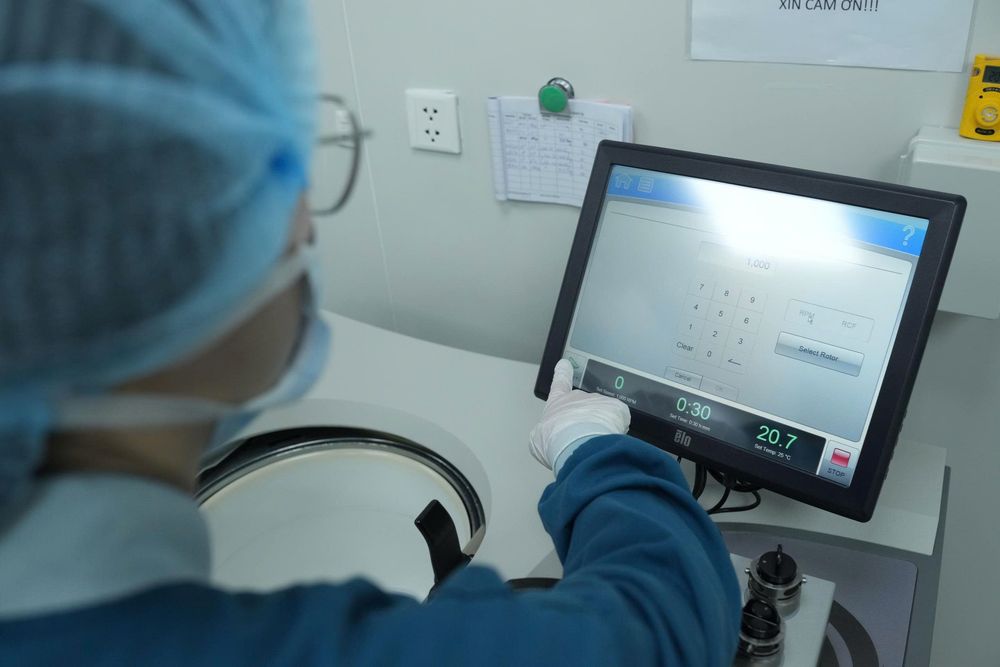 Kỹ thuật viên Vinmec đang vận hành máy ly tâm - giúp tách chiết chính xác các tế bào miễn dịch từ máu ngoại vi