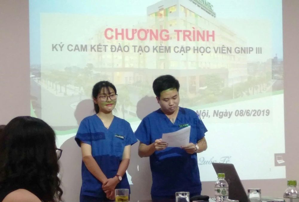 Mentor đồng hành với tỷ lệ 1:1 hoặc 1:2, có cam kết rõ ràng