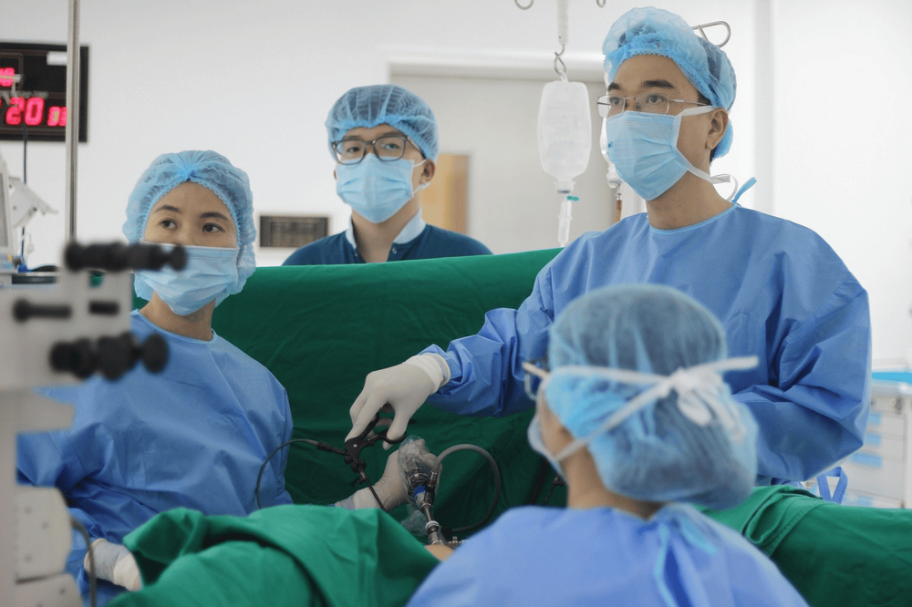 Thay vì mổ mở với đường rạch lớn trên thành bụng, các bác sĩ sử dụng hệ thống camera nội soi và dụng cụ chuyên dụng đưa vào ổ bụng thông qua các lỗ chích rất nhỏ