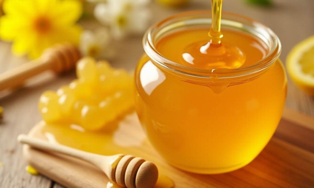 Mọi người có thể thử kết hợp tinh bột nghệ và mật ong để hỗ trợ điều trị viêm đại tràng.