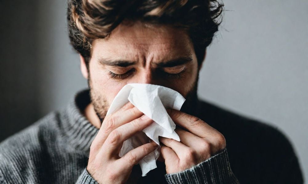 Nấm mốc và ung thư phổi không có mối liên hệ trực tiếp nhưng nấm mốc có thể gây ra các vấn đề hô hấp như ho, hắt hơi,... 