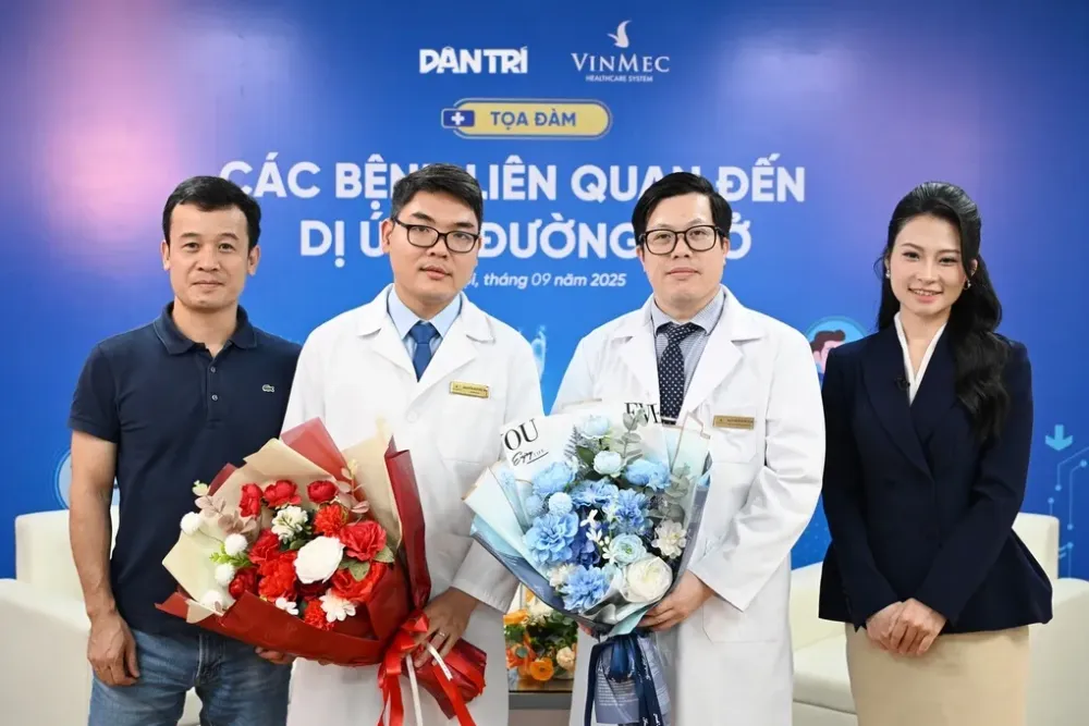 PGS.TS.BS Nguyễn Văn Đĩnh (thứ hai bên phải) và BS Nguyễn Duy Bộ