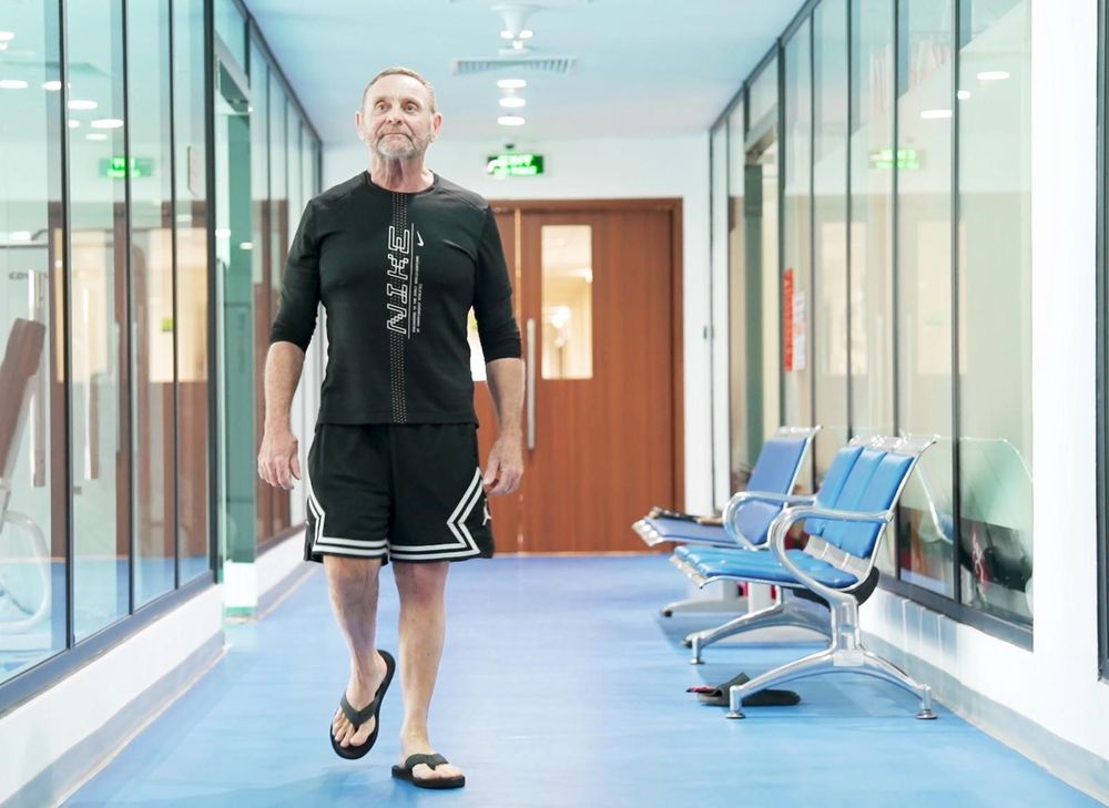 Ông Dean Garry Souter nhanh chóng đi lại vững vàng, khả năng vận động cải thiện rõ rệt sau 2 tuần phẫu thuật