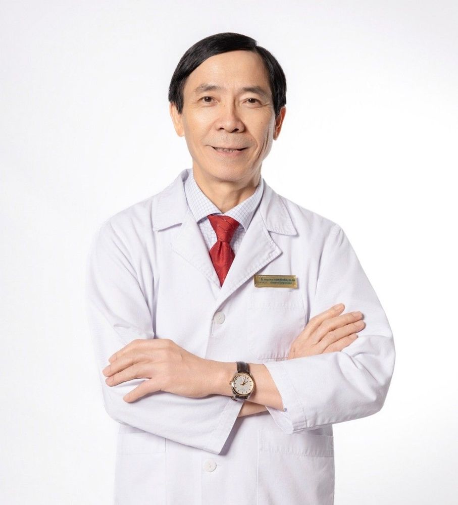 PGS.TS.BS Phạm Văn Năng là chuyên gia ngoại khoa đầu ngành, từng giữ nhiều vị trí quản lý và giảng dạy tại Trường Đại học Y Dược Cần Thơ và các bệnh viện lớn.