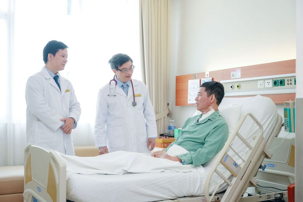 TTND, PGS.TS.BS Phạm Đức Huấn thăm hỏi bệnh nhân
