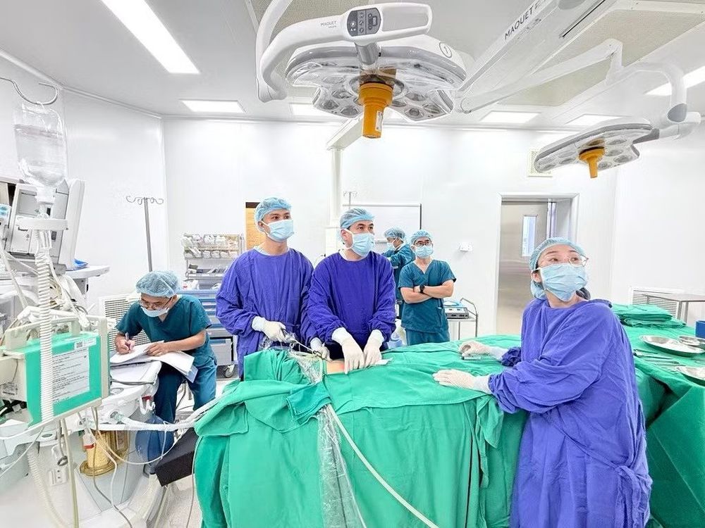 Phẫu thuật nội soi là phương pháp được ưu tiên trong điều trị tồn tại ống phúc tinh mạc ở trẻ nhỏ