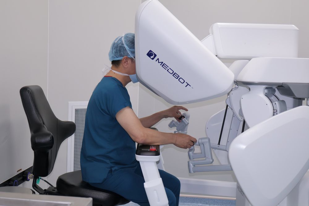 Trong phẫu thuật robot, mọi thao tác đều do bác sĩ điều khiển thông qua hệ thống robot. Robot không thay thế bác sĩ, mà là 