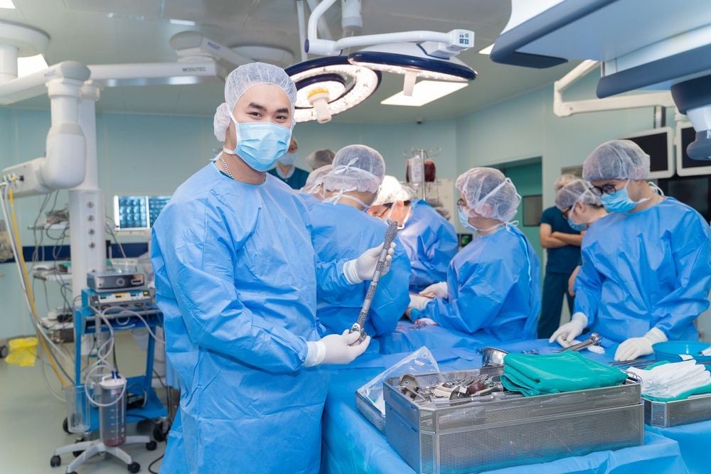 Phòng phẫu thuật ung thư xương và chiếc xương nhân tạo được thay vào chân bé