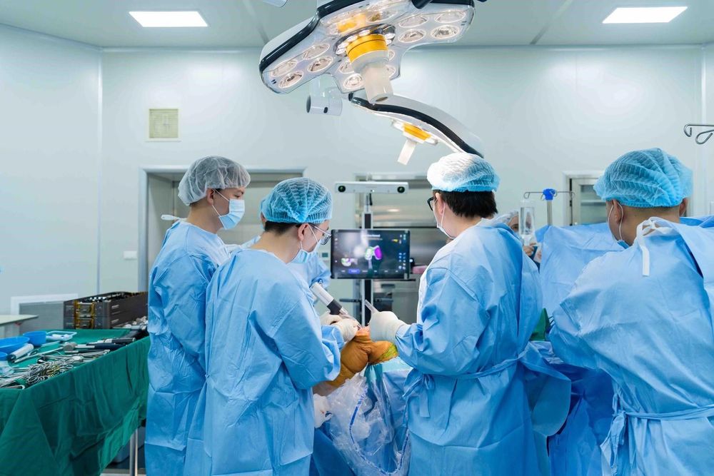 Robot CORI ứng dụng trí tuệ nhân tạo AI từ Mỹ đồng hành cùng ê-kíp bác sĩ trong quá trình phẫu thuật