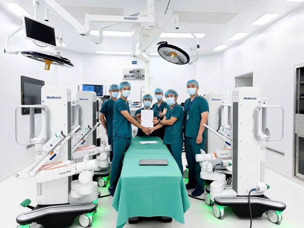 Robot phẫu thuật ngoại khoa Hugo RAS được lắp đặt trong phòng phẫu thuật tại Vinmec Đà Nẵng