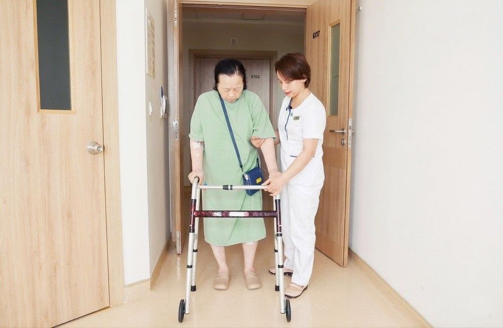 Chỉ sau 3 giờ phẫu thuật, bệnh nhân có thể tập đi với sự hỗ trợ của nhân viên y tế