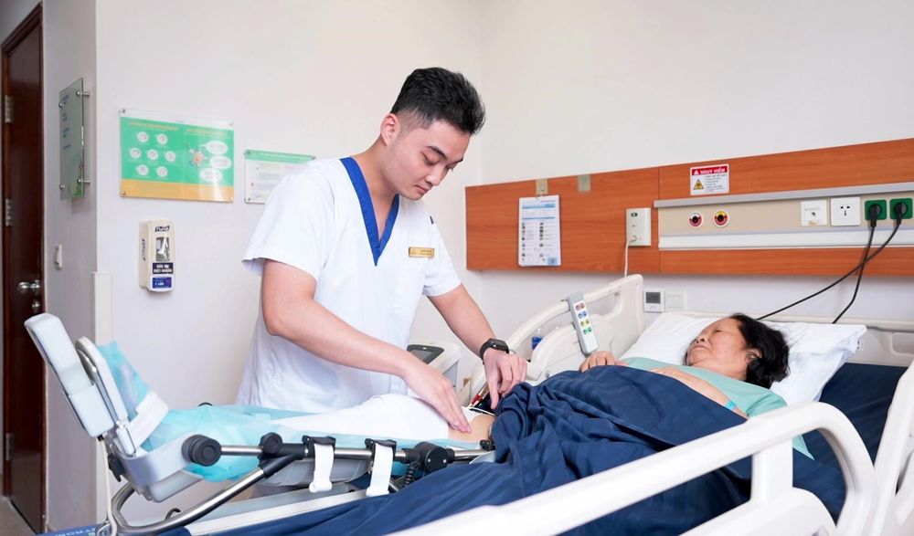 Sau phẫu thuật, bệnh nhân được tập luyện theo chương trình phục hồi chức năng bài bản