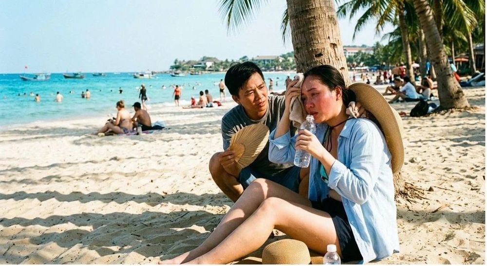 Tiếp xúc với nắng nóng khi đi biển có thể khiến người dân gặp tình trạng sốc nhiệt