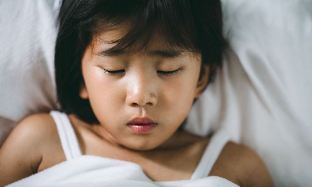 Sốt là một trong những triệu chứng thường gặp nhưng không phải lúc nào cũng xuất hiện ở trẻ bị viêm tụy.