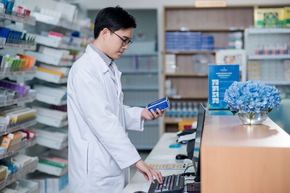 Sử dụng thuốc để điều trị nổi mụn do dị ứng cần được thực hiện đúng theo hướng dẫn của bác sĩ.