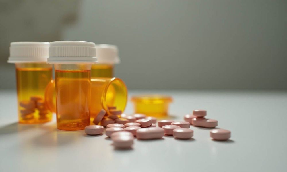 Khi bị mụn dị ứng gây ngứa ngáy và khó chịu, bác sĩ có thể kê đơn thuốc kháng histamine nhằm làm giảm cảm giác ngứa cũng như tình trạng kích ứng.