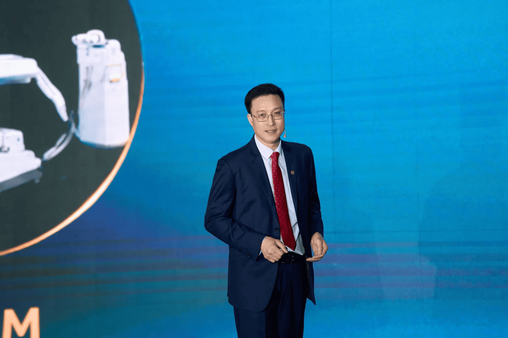 TTƯT.PGS.TS.BS Hoàng Gia Du - Giám đốc Bệnh viện Vinmec Smart City - chia sẻ tầm nhìn về tương lai của ngoại khoa tại sự kiện ra mắt Trung tâm Phẫu thuật Robot Công nghệ cao Vinmec