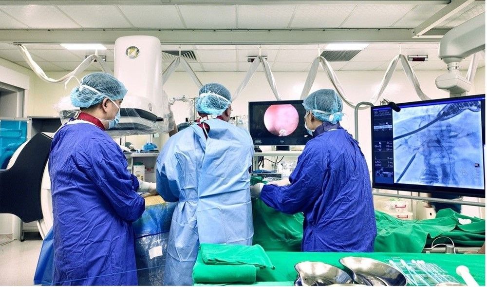 Ê-kíp bác sĩ thực hiện tán sỏi mật qua da bằng laser điều trị cho bệnh nhân