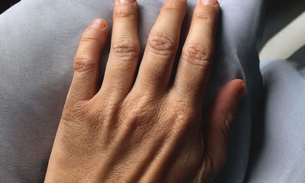 Chữa trị viêm loét đại tràng bằng tế bào gốc gây tác dụng phụ dẫn đến đau khớp.