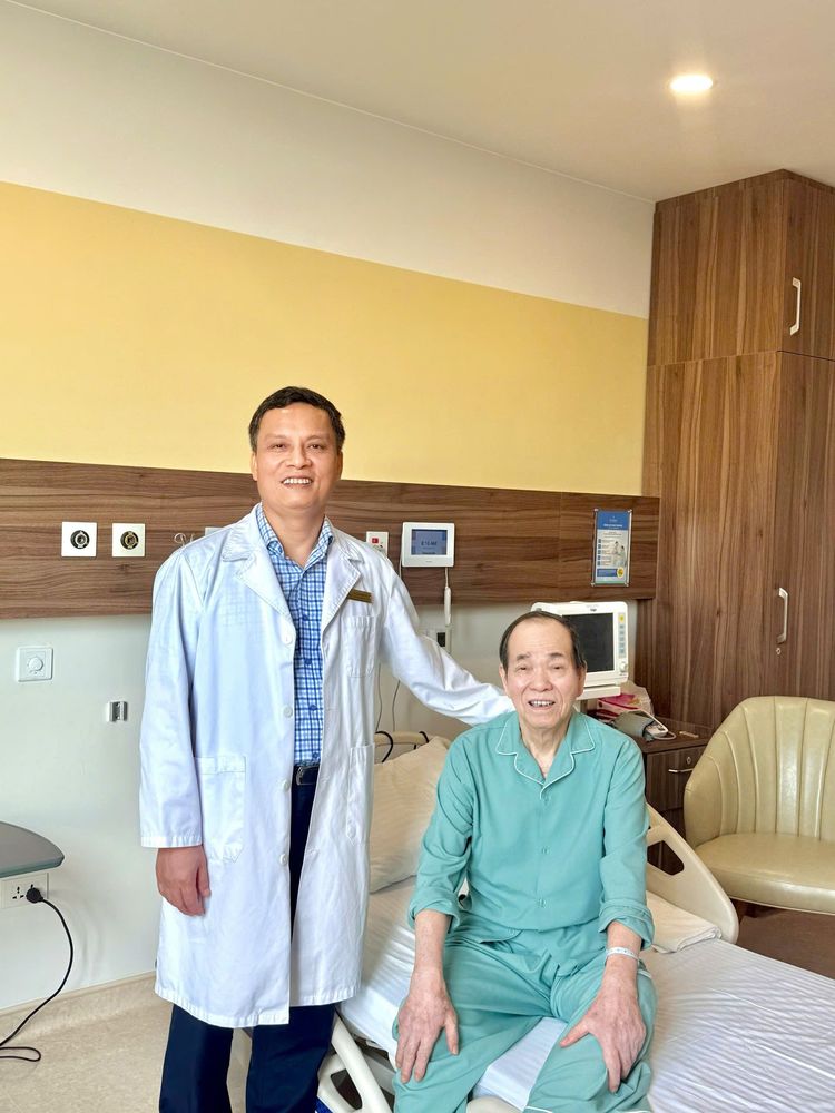 PGS.TS.BSCC Trần Mạnh Hùng thăm bệnh nhân