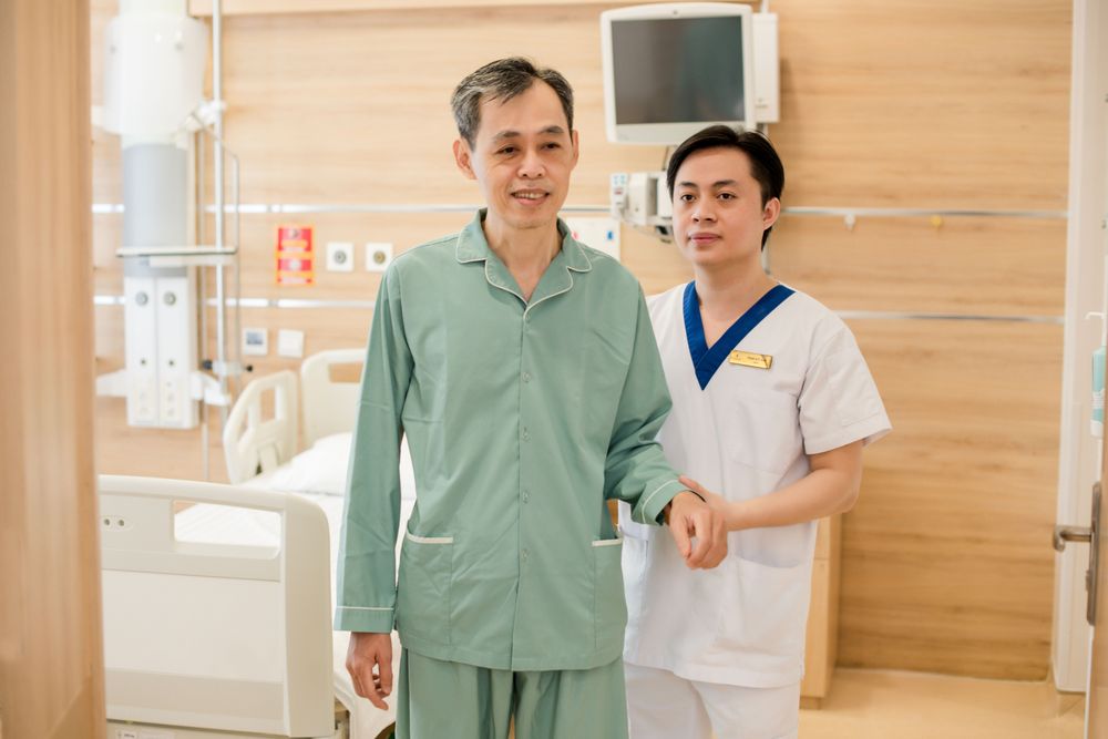 Sau khi phẫu thuật hoàn tất, bệnh nhân nên vận động sớm để tránh một số vấn đề có thể gặp như cứng khớp hoặc xuất hiện các cục máu đông.