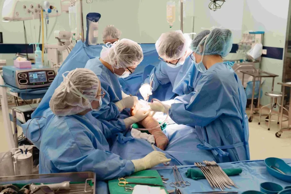 Vinmec đã phẫu thuật thành công thay toàn bộ xương đùi cho một bệnh nhi nhỏ tuổi bằng công nghệ in 3D