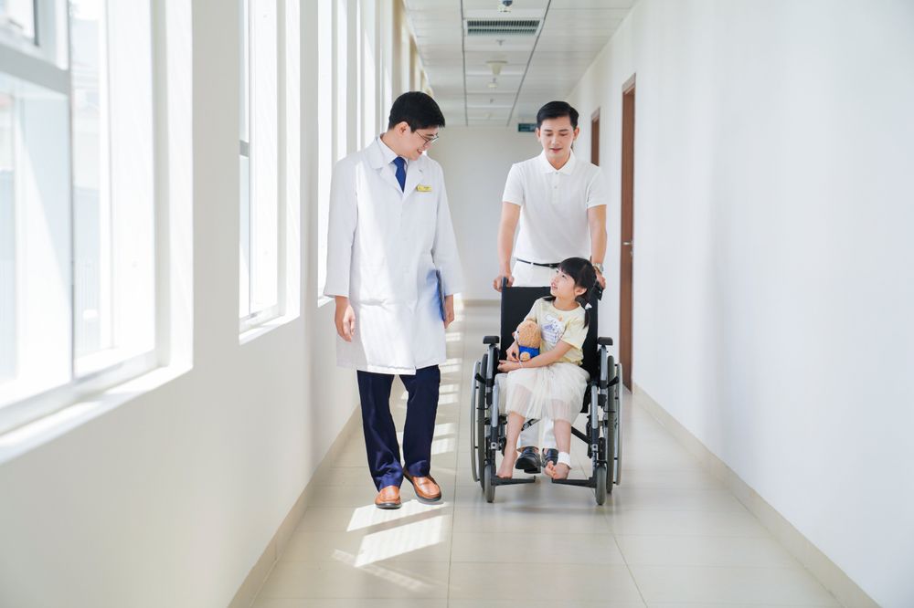Trong mùa tay chân miệng, sự chủ động của cha mẹ là yếu tố quan trọng. Theo dõi sát các dấu hiệu của trẻ, chăm sóc đúng cách và thăm khám kịp thời sẽ giúp trẻ được điều trị sớm, an toàn hơn và nhanh hồi phục