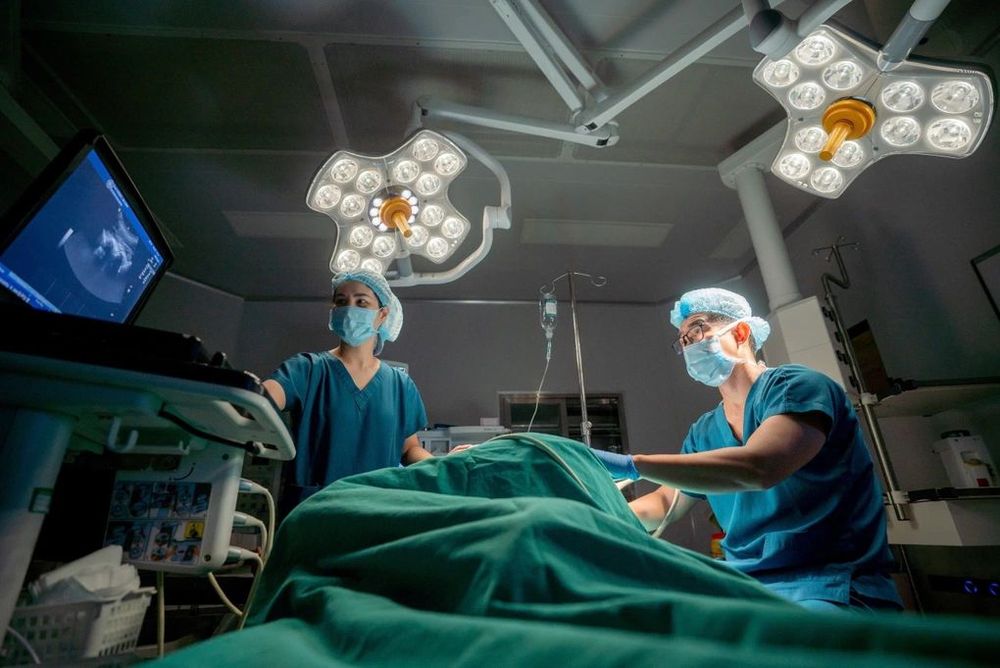 ThS.BS Phạm Hòa Hưng, Trưởng khoa Gây mê - Phòng mổ, Bệnh viện Đa khoa Vinmec Hạ Long trong phòng mổ