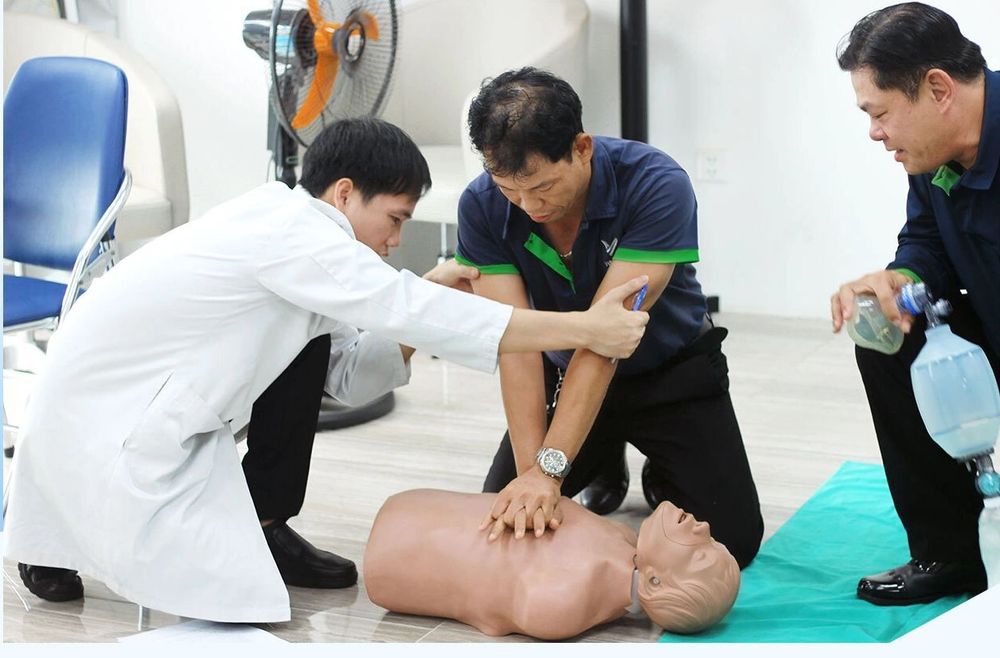 ThS.BSNT Mai Xuân Đạt đang hướng dẫn thực hành hồi sức tim phổi