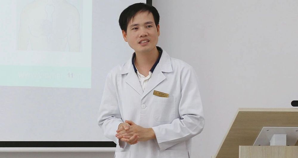 ThS.BSNT Mai Xuân Đạt trong 1 buổi đào tạo hồi sức cấp cứu