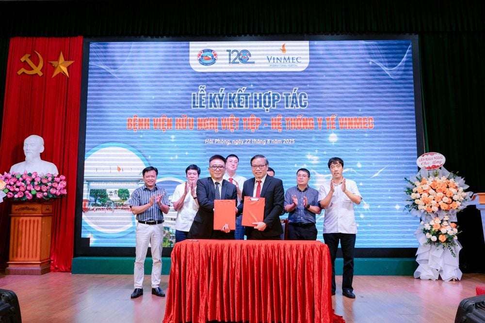 TS.BS Đỗ Mạnh Thắng - Giám đốc BV Hữu nghị Việt Tiệp (trái) và GS.TS.BS Trần Trung Dũng – Tổng Giám đốc Hệ thống Y tế Vinmec (phải), đại diện hai đơn vị ký kết hợp tác