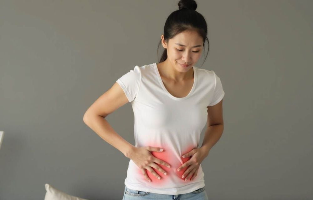 Trào ngược dạ dày khi ngủ là tình trạng dịch vị axit trong dạ dày trào ngược lên thực quản trong khi bạn đang ngủ.