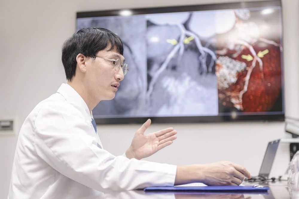 TS.BS Đoàn Đức Dũng, Giám đốc Trung tâm Tim mạch, Bệnh viện Vinmec Times City đang trao đổi về ca phẫu thuật lóc tách động mạch chủ