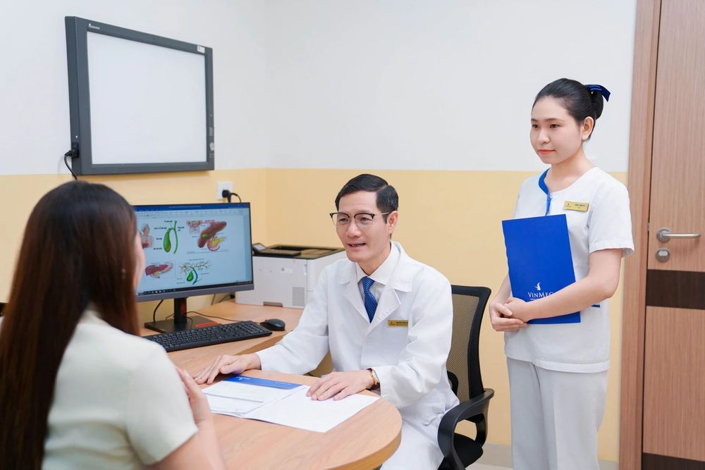 TS.BS Nguyễn Thanh Quân - Trưởng khoa Ngoại Tiêu hóa đang thăm khám cho khách hàng 