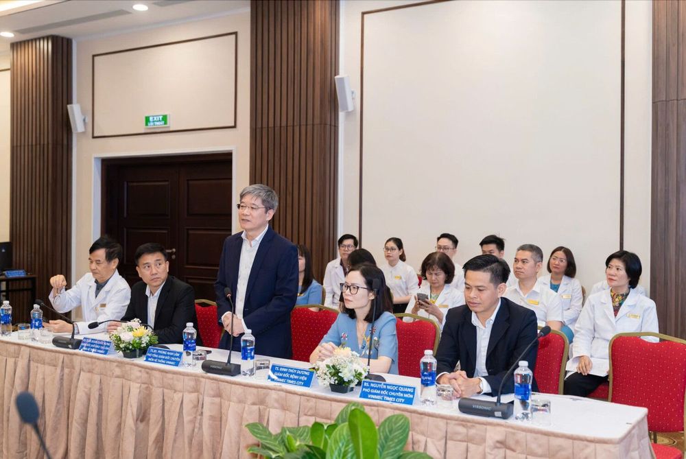 TS. Phùng Nam Lâm – Phó tổng giám đốc chuyên môn kiêm Trưởng tiểu ban Hồi sức cấp cứu Hệ thống Y tế Vinmec phát biểu tại sự kiện