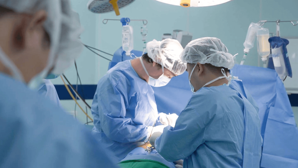 TS. Đồng Phạm Cường và các bác sĩ thực hiện phẫu thuật cho bé