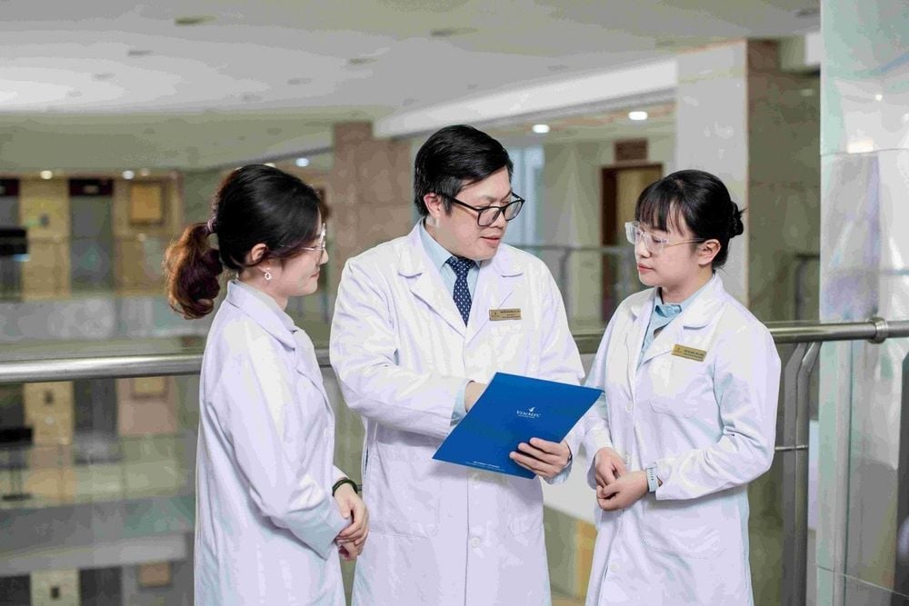 Trung tâm Miễn dịch - Dị ứng lâm sàng xây dựng đội ngũ bác sĩ, điều dưỡng với chuyên môn cao, được đào tạo chuẩn quốc tế.