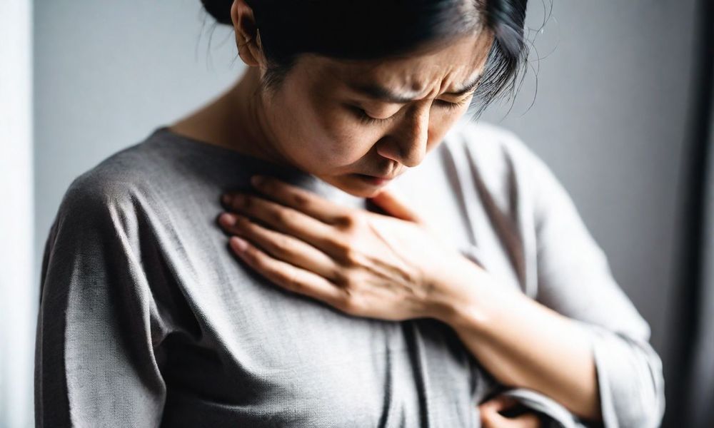 Ung thư tuyến ức gây ra triệu chứng đau ngực và khó thở.