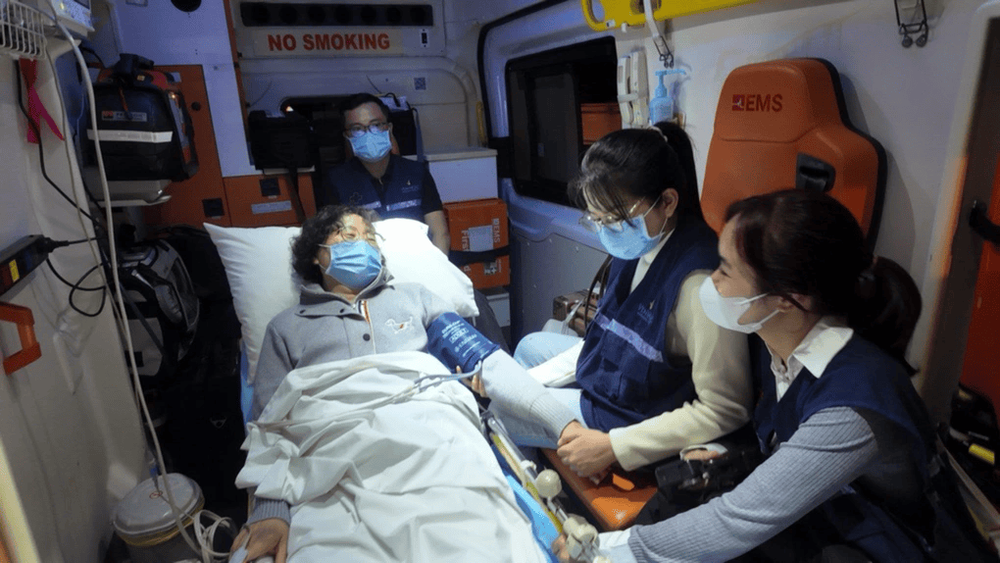 Ê-kíp vận chuyển quốc tế của Vinmec Nha Trang chuẩn bị đầy đủ thiết bị chuyên dụng và theo dõi tình trạng bệnh nhân trong suốt quá trình