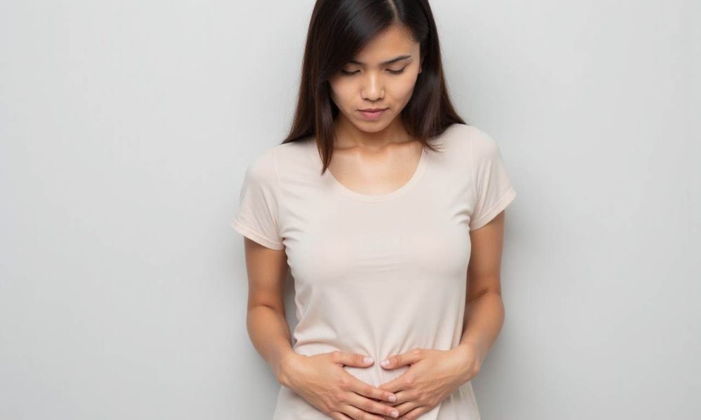 Viêm loét đại tràng gây ra triệu chứng đau bụng.