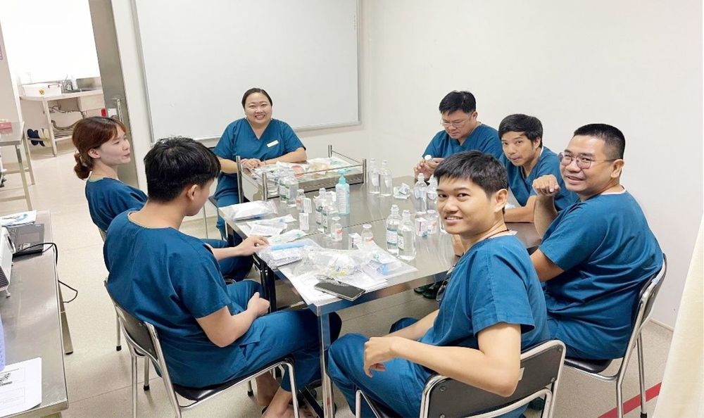 Học viên tại Vinmec Central Park trao đổi và cập nhật kiến thức về nguyên tắc pha chế vô khuẩn