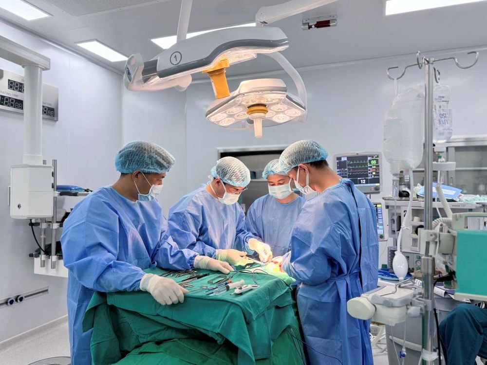 Ê-kíp bác sĩ Vinmec Hạ Long thực hiện ca phẫu thuật loại bỏ khối u tuyến giáp khổng lồ cho bệnh nhân
