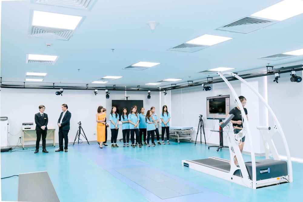 Vinmec is the only institution in Vietnam that operates a Motion Analysis Lab, pioneering the application of cutting-edge technology and advanced techniques in injury treatment and sports medicine.
