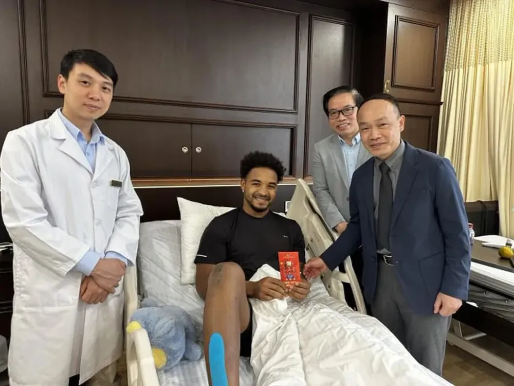 Nguyễn Xuân Son cùng bác sĩ Vũ Tú Nam sau ca phẫu thuật