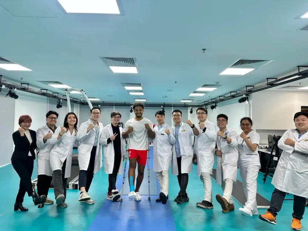 Nụ cười rạng rỡ Nguyễn Xuân Son cùng các bác sĩ Vinmec trong những ngày phục hồi chức năng