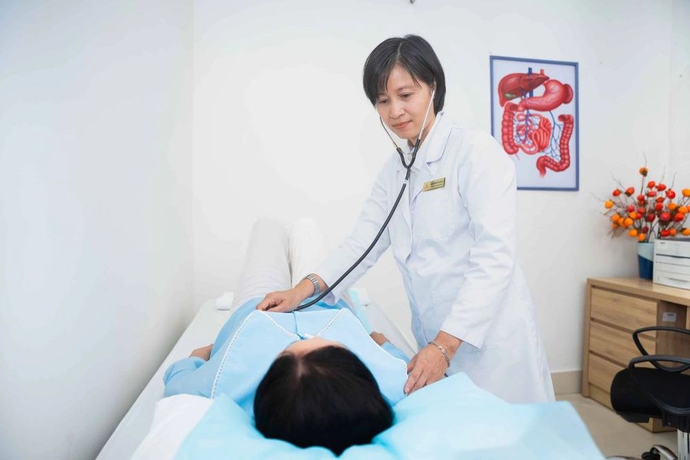 Nếu xuất hiện các triệu chứng như đau bụng dữ dội, nôn ra máu, đi ngoài phân đen, đau ngực kéo dài hoặc nôn ói liên tục, người bệnh cần đến cơ sở y tế ngay, không nên chủ quan cho rằng chỉ là hậu quả của việc ăn khuya