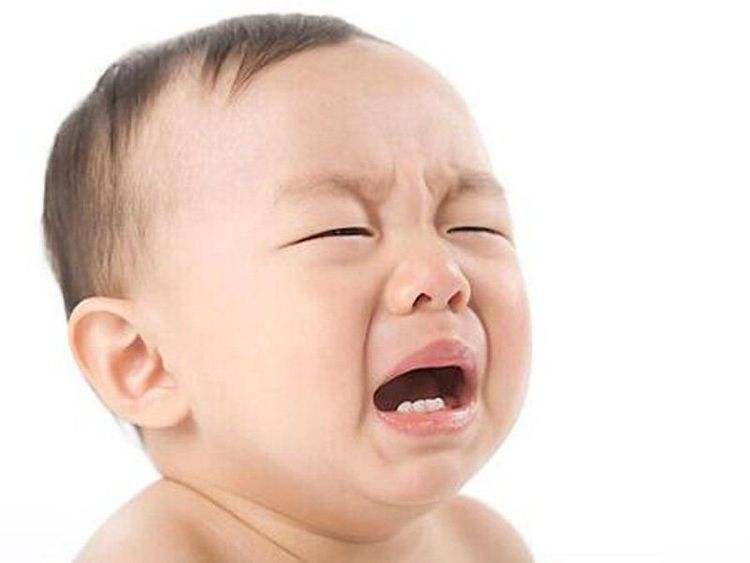 Nếu bé ngứa, nôn mửa,.. sau khi ăn sữa chua thì hãy ngừng lại và liên hệ với bác sĩ
