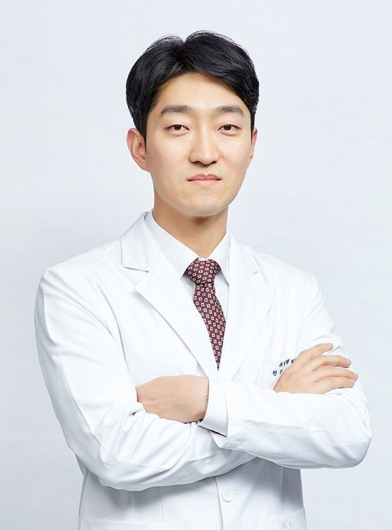 Dr. Jeong Cheol - Chuyên gia tạo hình mắt